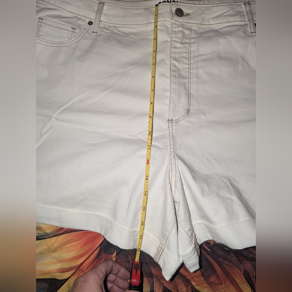 Pair of Denim Shorts 24W - Picture 5 of 11